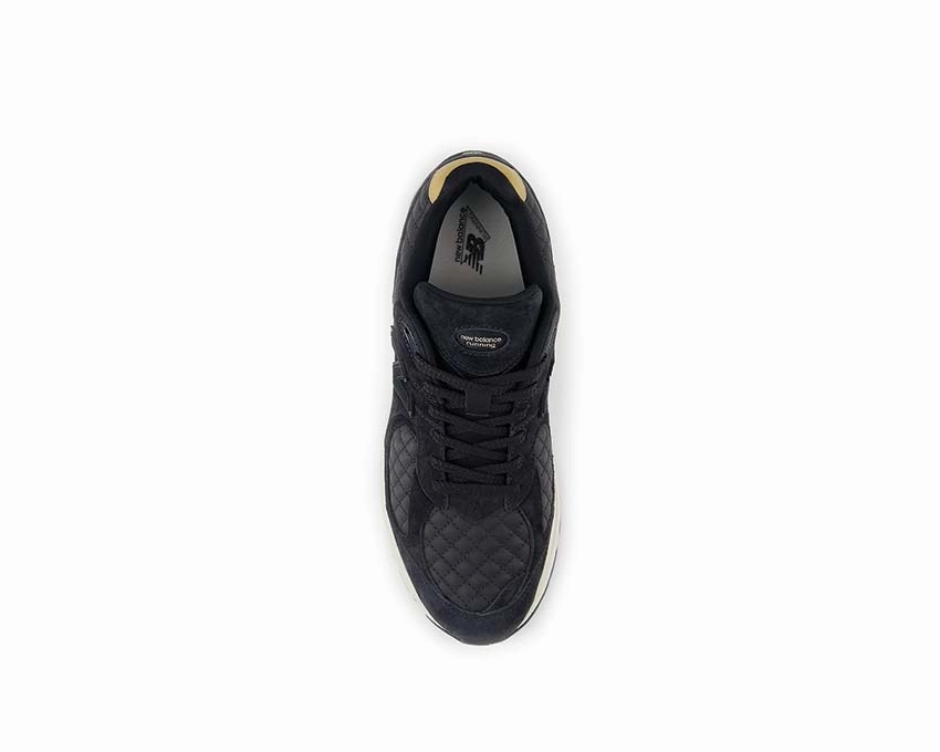Minimalist Vibe, Hardware Detail New Balance 2002R "Quilted Black"