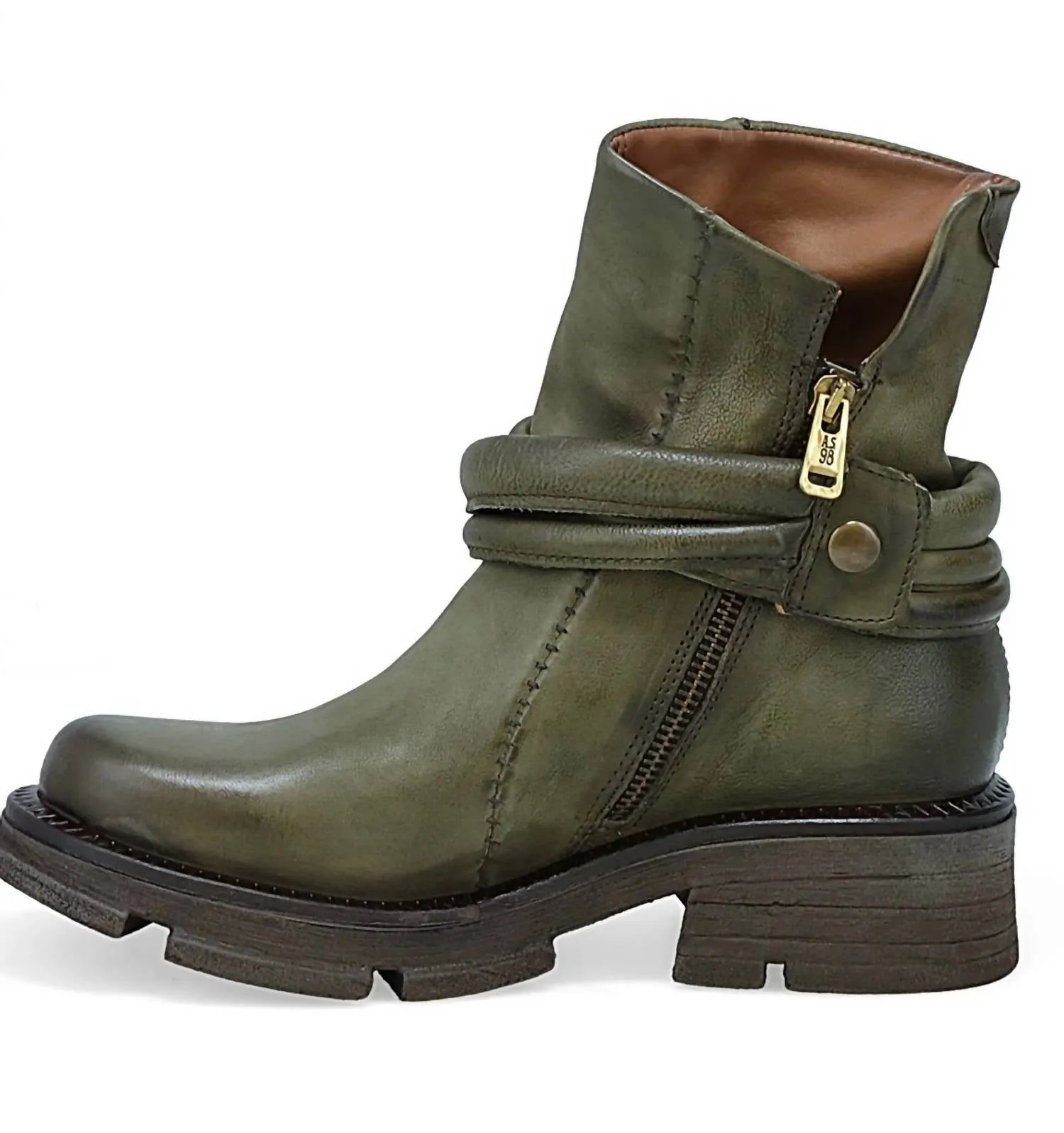Linder Boot In Jungle