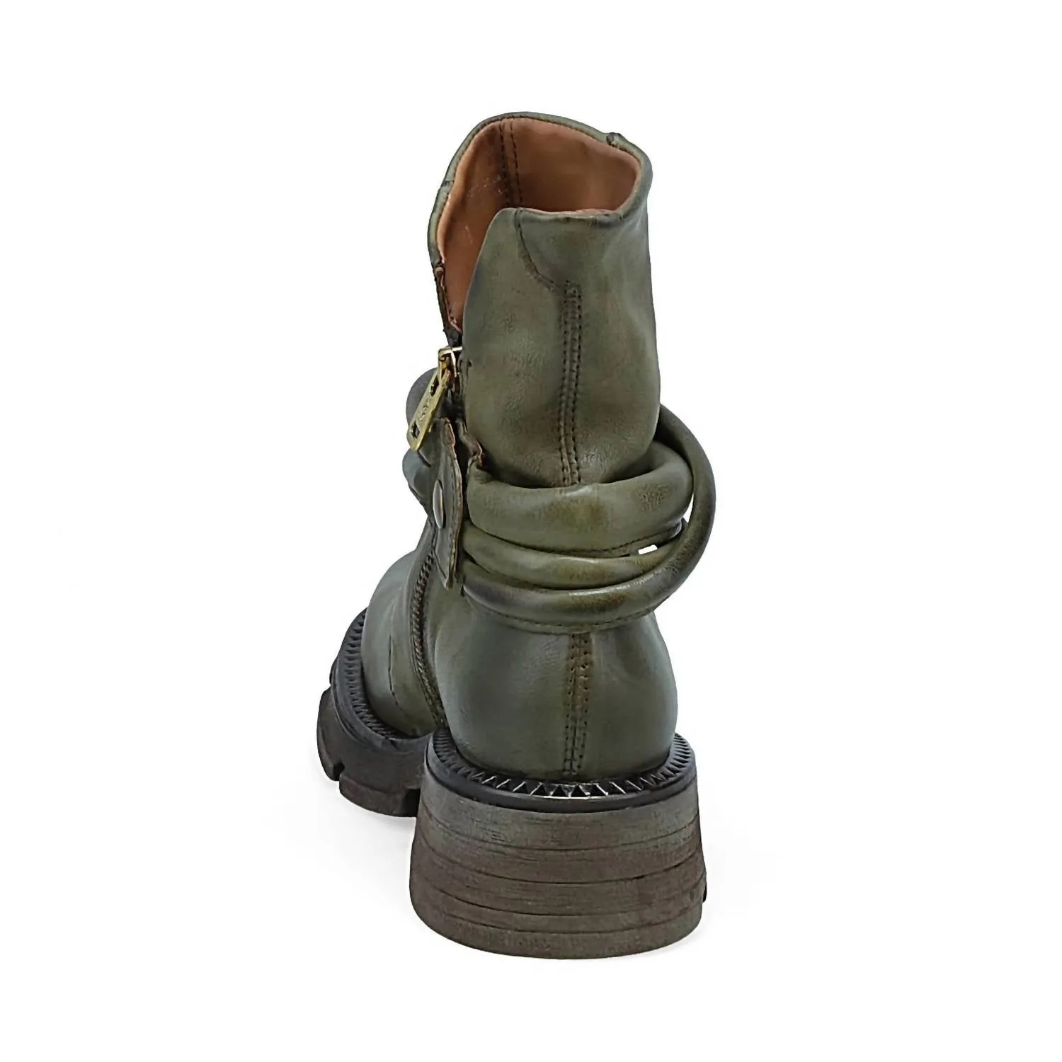 Linder Boot In Jungle