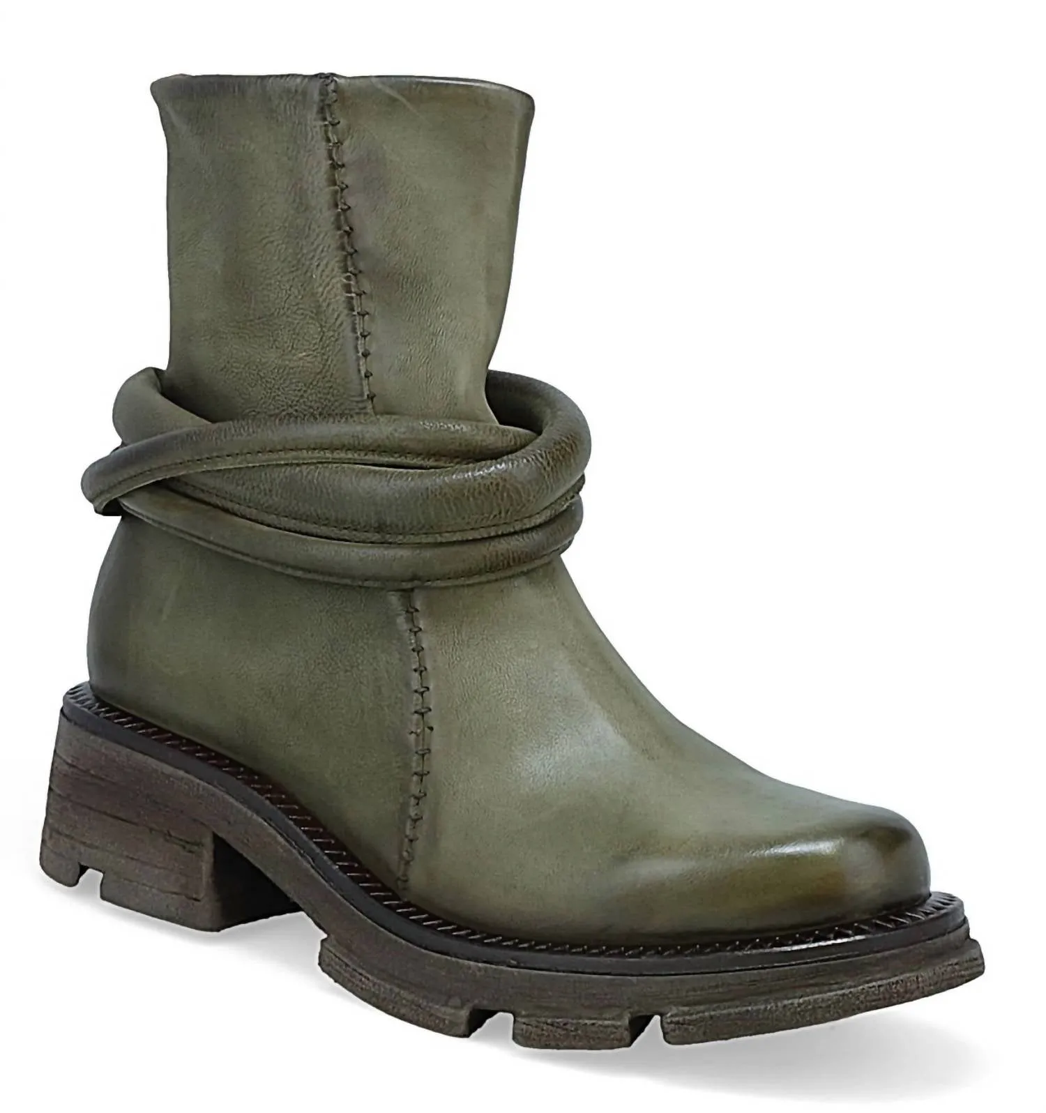 Linder Boot In Jungle