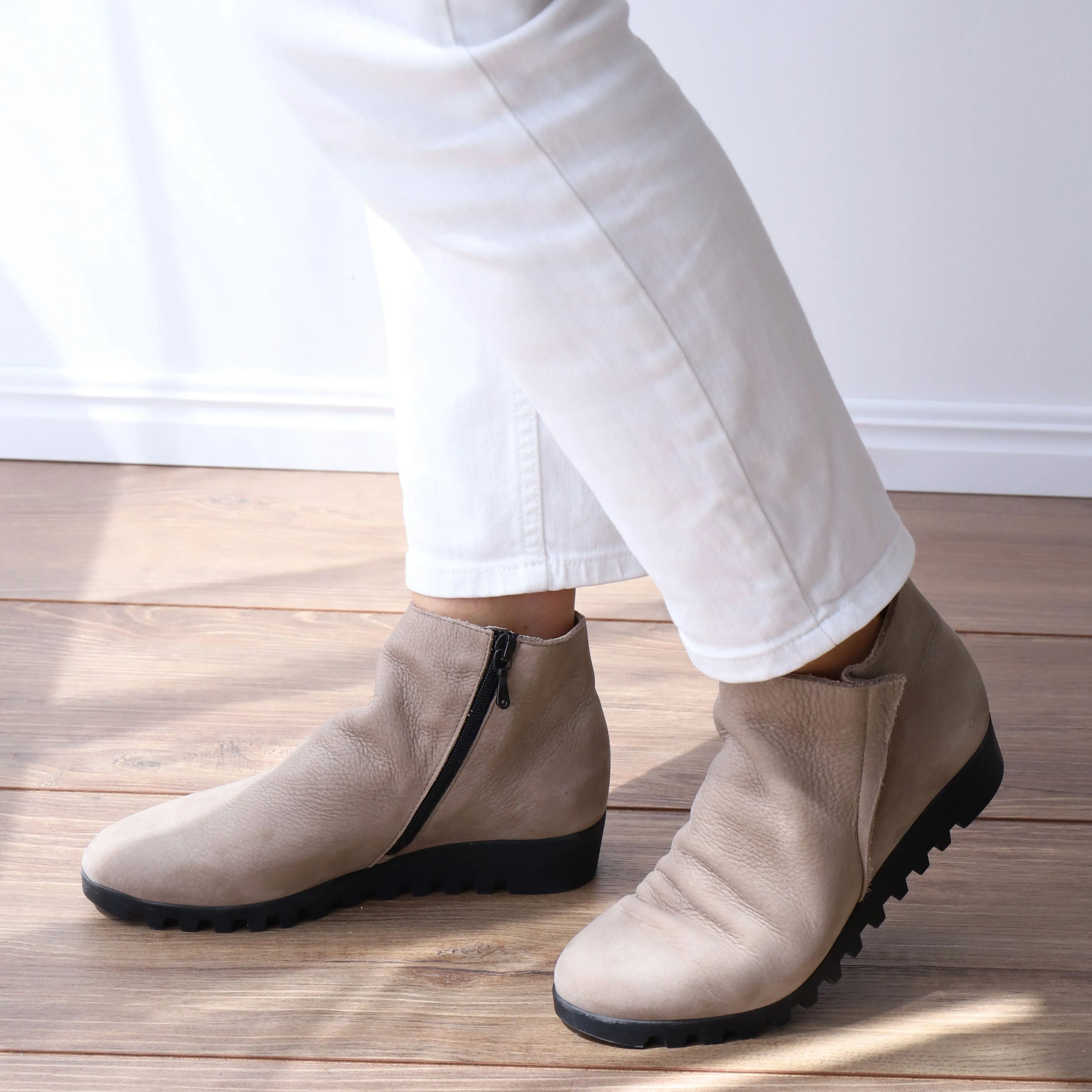LOMHUS Taupe Nubuck