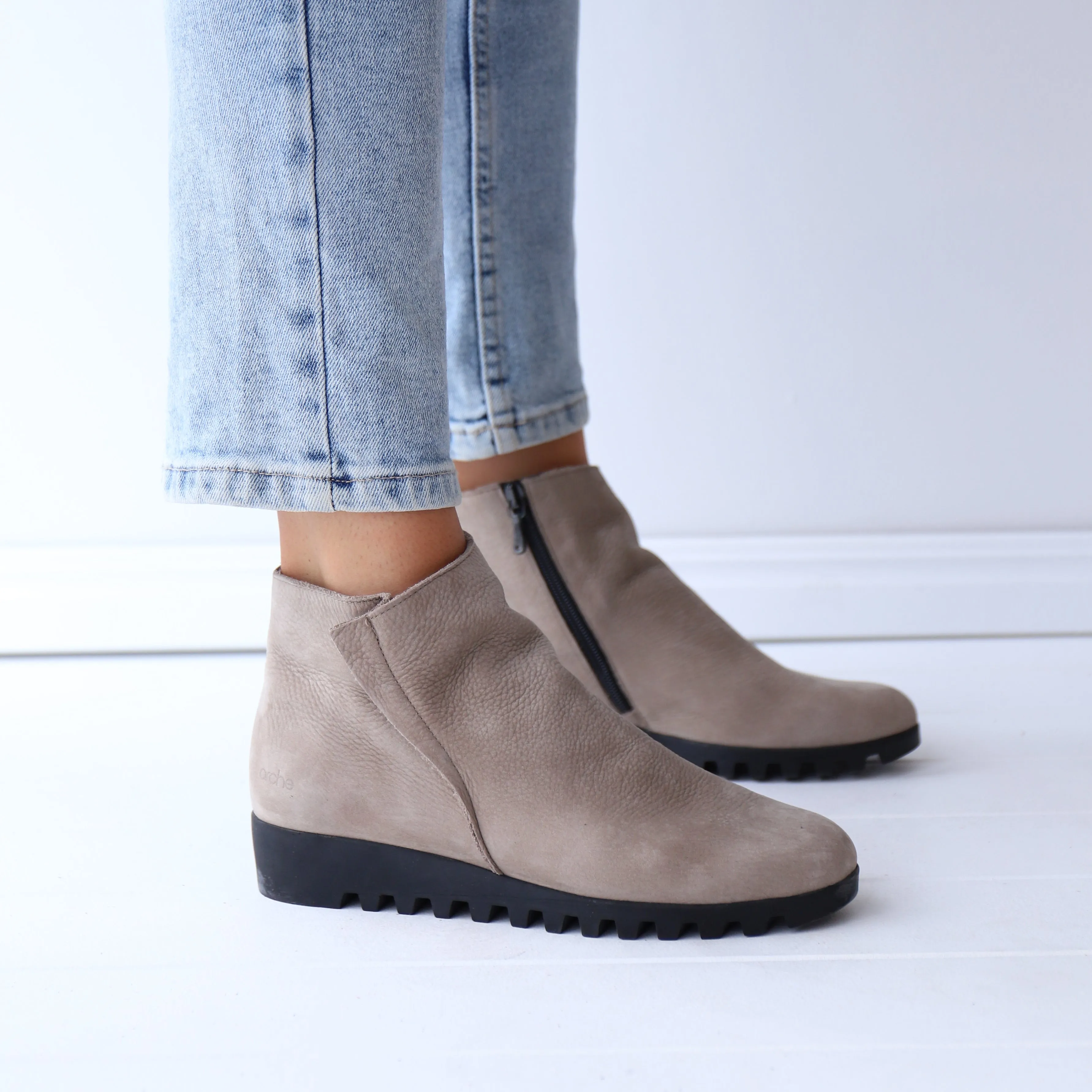 LOMHUS Taupe Nubuck