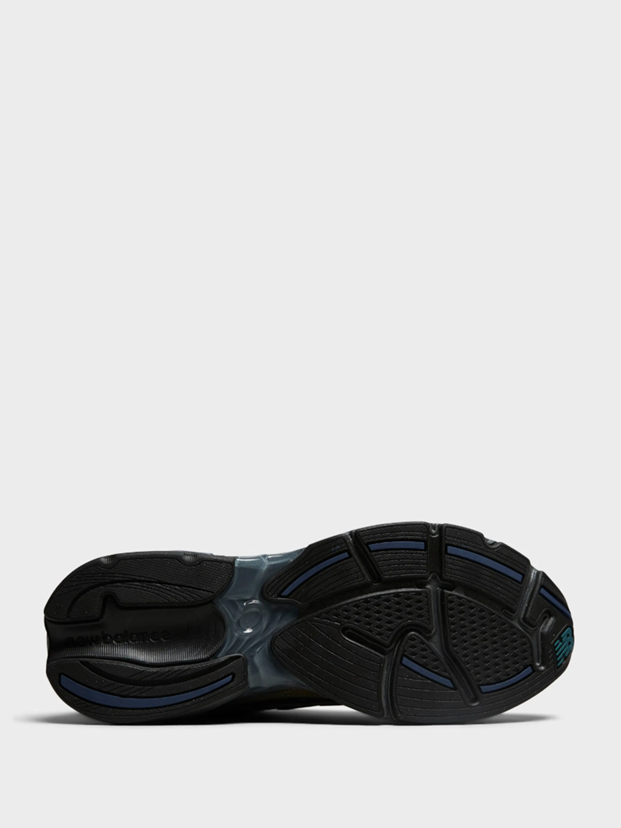 Anti-Slip Grip, One Click Away 2010 Sneakers in Dockside